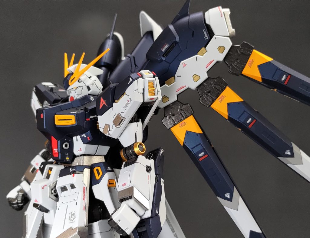 フレームやスラスターはメタリック系で塗装し、光沢に。外装はつや消しにしたことでいい感じに情報量が増えました。