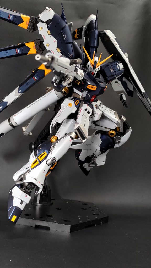 各部位カッチリしてるので射撃ポーズもきちんと固定されます。ポージングセンスについてはご愛嬌で…。パーツ単位での色やデカール配置も説明書、完成図とにらめっこしながら決めてますので、最終組み上がった時に思った通り出来ていると嬉しくなります。仮組みする方は総じて尊敬してます。一度組んだらとてもじゃないですがバラバラにする気力なんて起きません…。本当に凄いと思います。