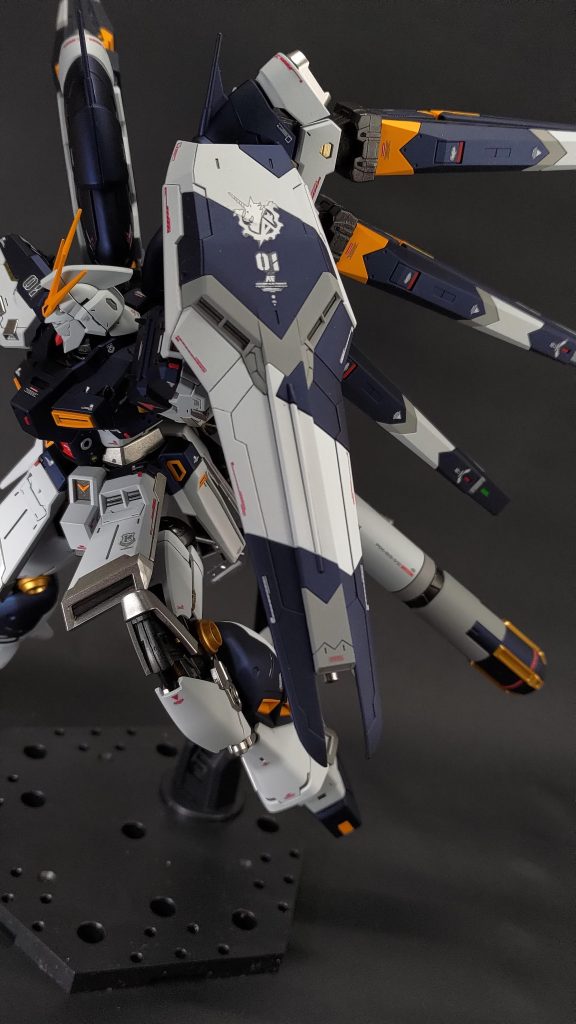 シールドやプロペラントタンク、フィンファンネルの塗り分けもニュートラルグレーの2と3でどっちにするか最後まで悩みました。