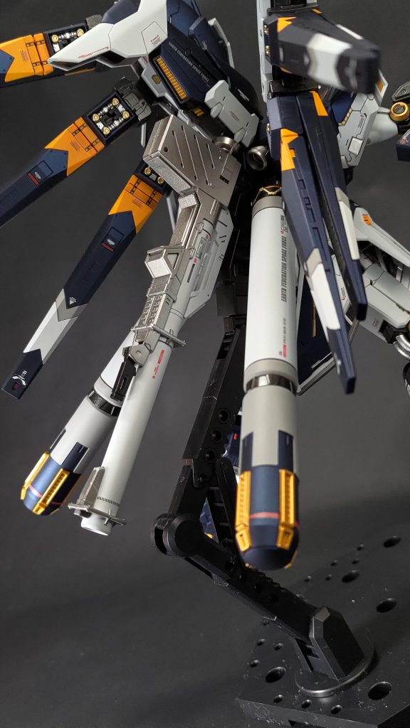 ニューハイパーバズーカの基部はシルバー系ではなく黒系の色にしても良かったかもと思いました。ここもνガンダムに合わせた方が良かったですね。