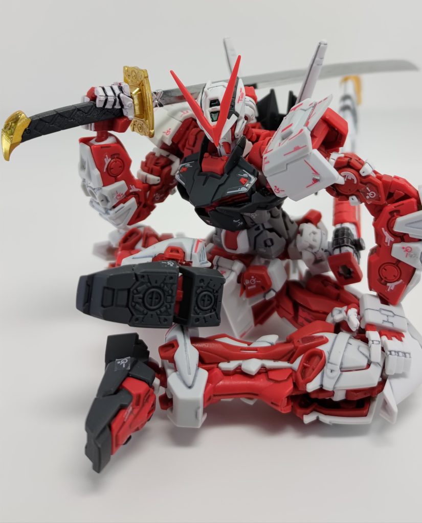 本当はもっといろんな写真を撮りたかったのですが、右足のパーツが折れてしまい、修理中・・・腰との接続が抜けやすいと感じて太くした結果、負荷がかかってしまったようです