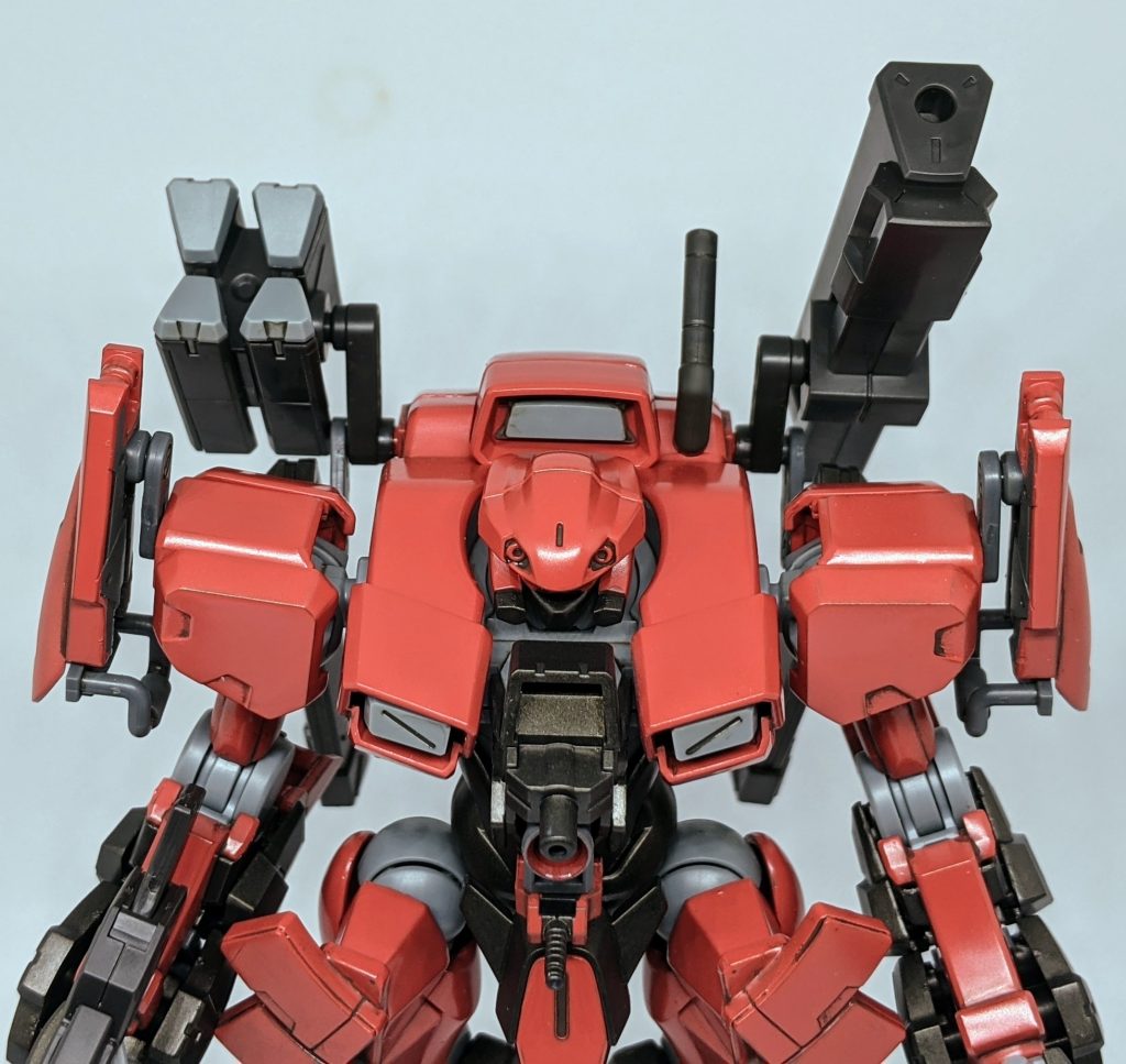 「通常のザウォートヘヴィには無い追加パーツ、肩に装備されたブースターバインダーにより更に機動性を向上、胴体部にはロッドアンテナを増設し通信性能を向上…との事だがこの機体に隠された真の性能は未知数であり、謎に包まれている。」他の画像から確認できますが、前回製作したザウォートの余剰パーツとして余ったブースターも折角なので取り付けました。