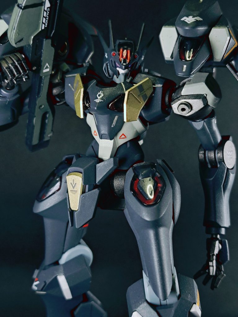 【※オタクの語りが始まるので、興味がない方と少しでもネタバレが無理な方は、スルーしてください!】最後に14話で強化人士5号に惹かれた理由について少しだけ。強化人士5号は、あの強化人士4号とは真逆と言える性格で、最初はいけ好かないやつだという印象でした。しかし、14話ではだいぶキャラ立ちし、地球寮の面々と軽妙なトークをする関係性を構築していたり、ノレアと皮肉たっぷりの掛け合いをしたりで、非常に気になる存在に。決定打となったのが戦闘中の「この顔に変えてまで生き延びたんだ。むざむざ死ぬのはごめんだよ」というセリフ。厳しい境遇を生きてきた人物が多く登場する水星の魔女において、強化人士5号も同じなんだなと気づかされました。生への執着が非常に強いところに人間味を感じ、とても好きになりました。個人的には強化人士4号の生存はありえると考えています。4号と5号、そして本物のエラン・ケレスがどんな活躍をしていくの期待して、今回の製作をおこなったこともあわせてお伝えします。