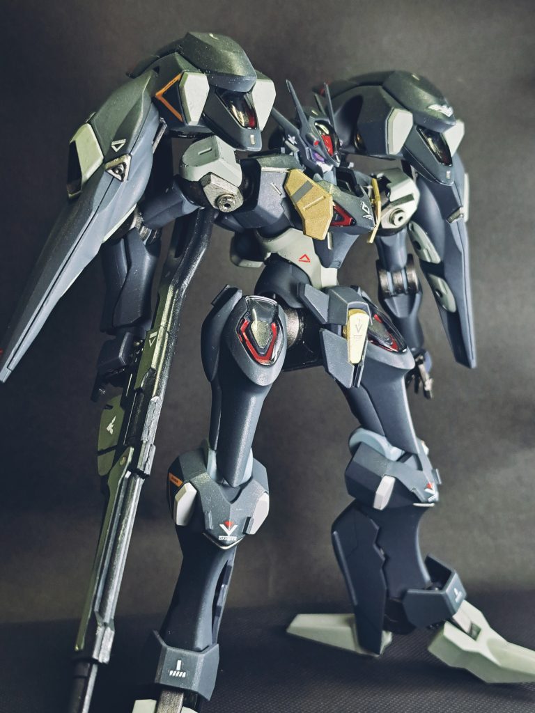 今回のテーマを強いて言えば「カッコよいガンダムファラクトを作る!」でした。作業や工程についてのテーマを毎回決めて作る私ですが、今回は思いつきで手を動かしていたので非常にふわっとした状態で製作しました。14話を見てから製作したので、1週間と少しで作れました。こんなに早く仕上がるとは…。自分でも大変驚きました。そして、かなり理想通りに完成できて、さらに驚きました。これは水星の魔女という作品のすごさと、ファラクトのデザインが秀逸だからですね。