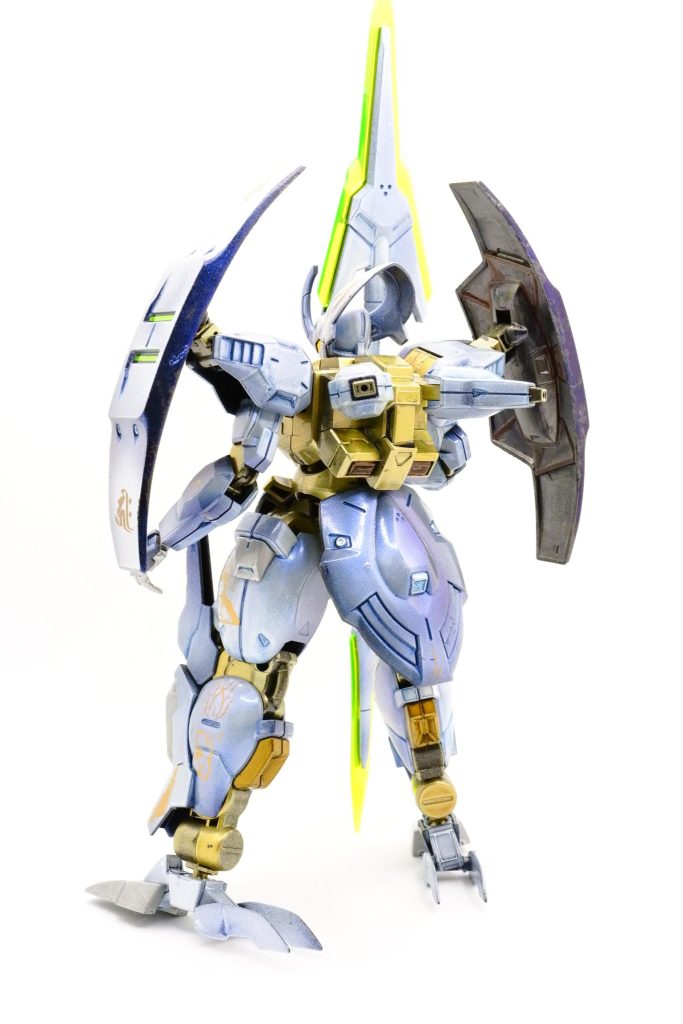 バックショット。光沢黒に何となく白を吹き付けグラデーションっぽくし、その上から偏光カラーを吹くことで所々青い光沢になればいいなーって感じです。部分的には成功しましたが、偏光カラーを吹いた時の溶剤が多すぎたのか、白が溶けてしまうアクシデントも。リカバリーしようとしましたが却って塗膜がひび割れるなど、結構大変でした。