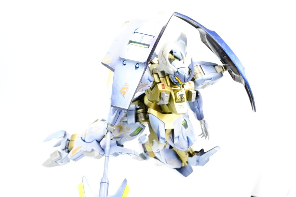 シールドの配置で表情が変わってくるのが面白い機体ですね。