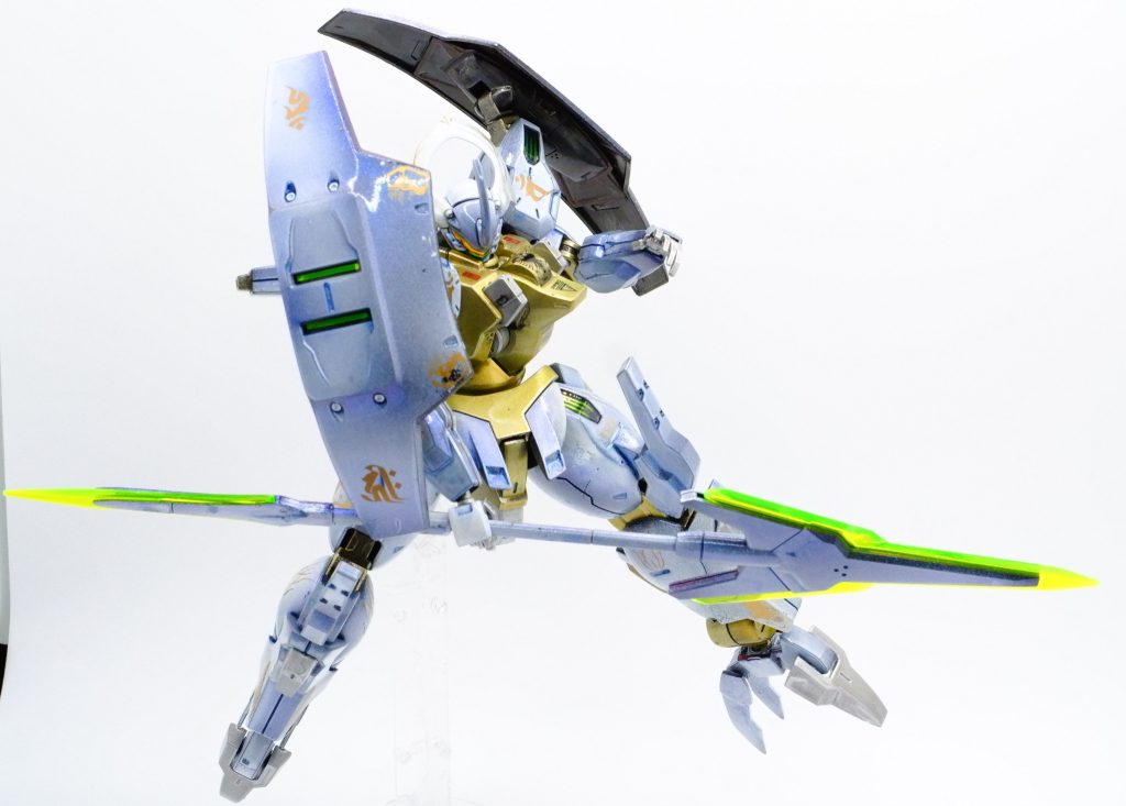 これは100人に一人くらいがわかってくれればいいんですが、仏壇に供えてある花瓶っぽい色味ですよね。