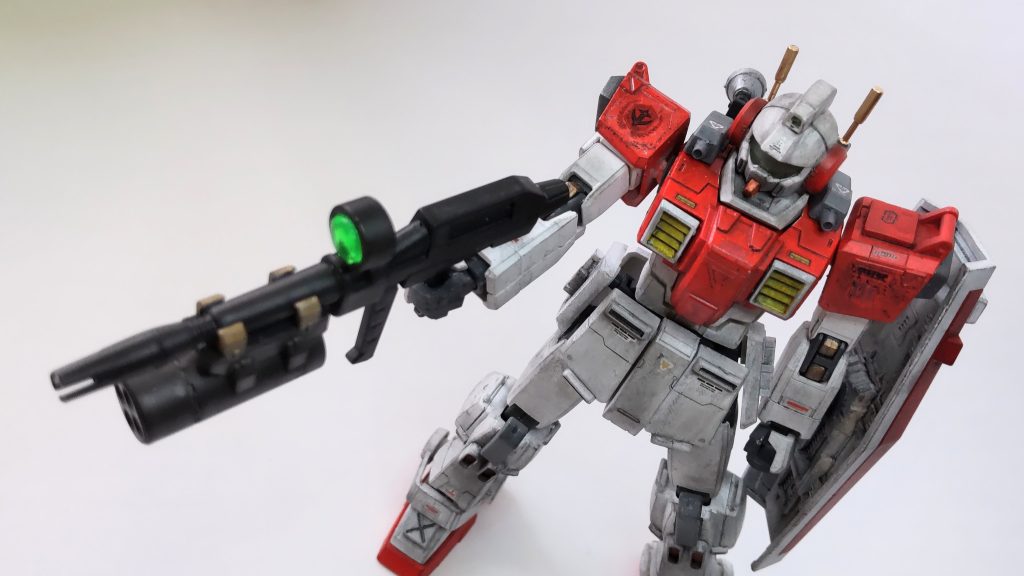 指揮官機なので耳あてアンテナを付けてます。頭部バルカン砲がない分、首周りに固定バルカン砲を増設です。ちなみに肩の連邦マークは自作デカールです。ビームライフルは何かの付録であったナパーム付きです。コンセプトとしては装甲もルナチタニウムなのでジムよりもガンダムに近い改修をしたワンオフ機という設定です。