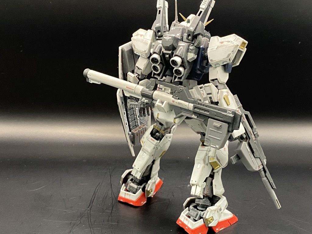 正面と後ろから。流石にRGどちらから見ても細かいディティールやらでしっかりと見ごたえのある仕様です。