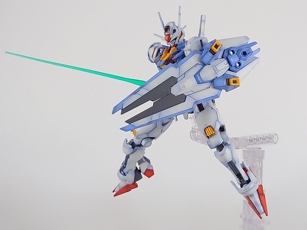 ビームサーベルとシールドを構えてビームサーベルはＲＧのＷガンダムＥＷからです  （シールドの一部を塗り忘れたのは秘密です）