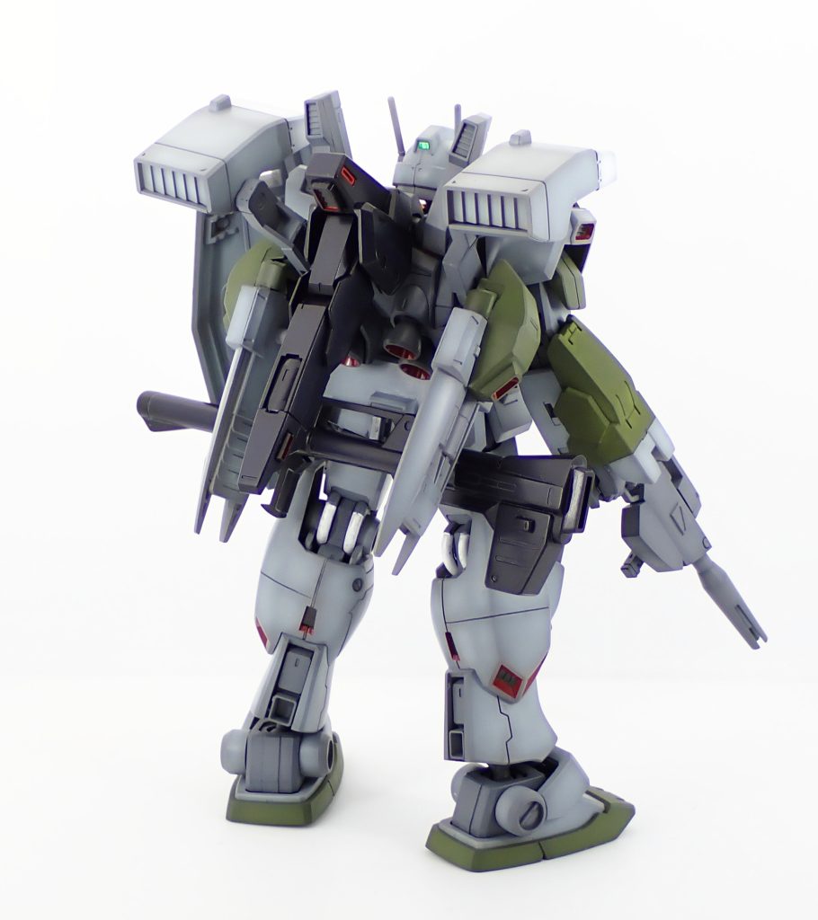 肩のミサイルコンテナはバックパックへ移動。大型ミサイルはプロペラントタンクに転用。テールスタビライザーはジムカスタムの肩とヴィートルーのバズーカ後ろ部分ででっち上げ。