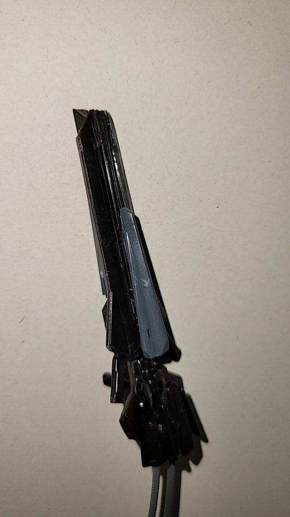 トライデントストライカーを真っ二つにして試作型リニアライフルの左右に取り付けています