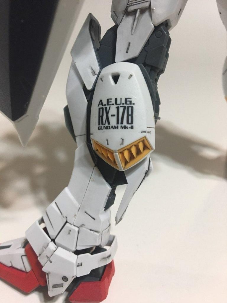 ふくらはぎ両側のパーツはMK-IIからの流用です。不思議なことに、ほぼ無改造で付きました。