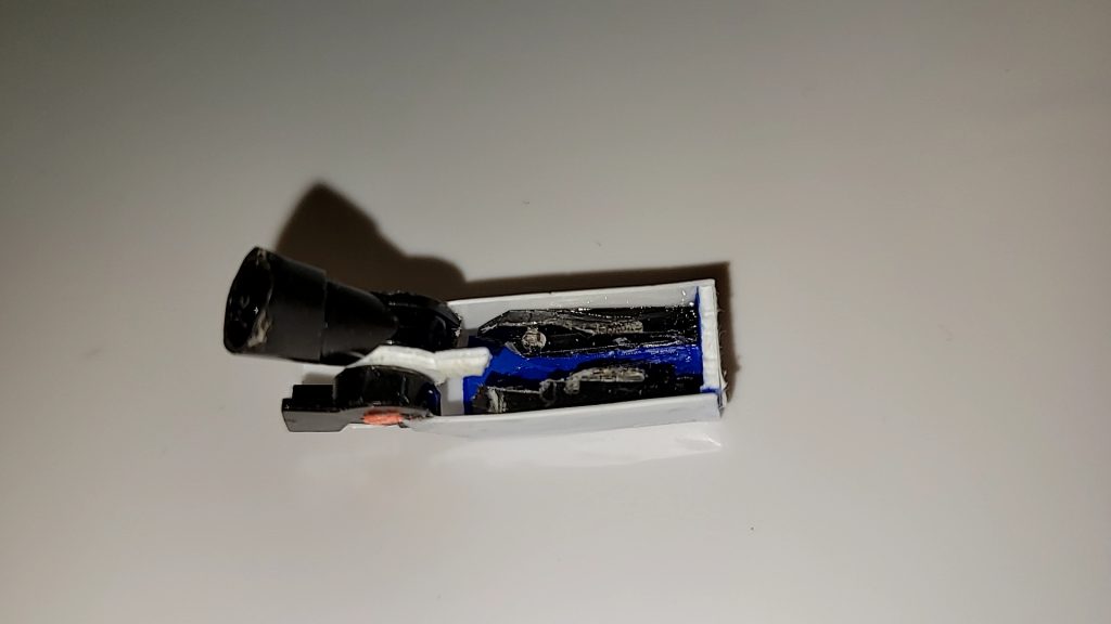 腕は肘の部分にプラバンで作ったパーツを挟み、ビームサーベルを週のするためプラバンで腕自体を大型化