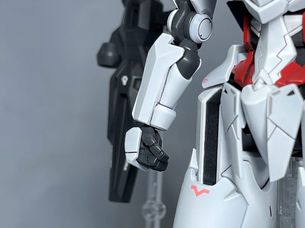 手をハメ込む時に前腕の一部が割れてしまいました。