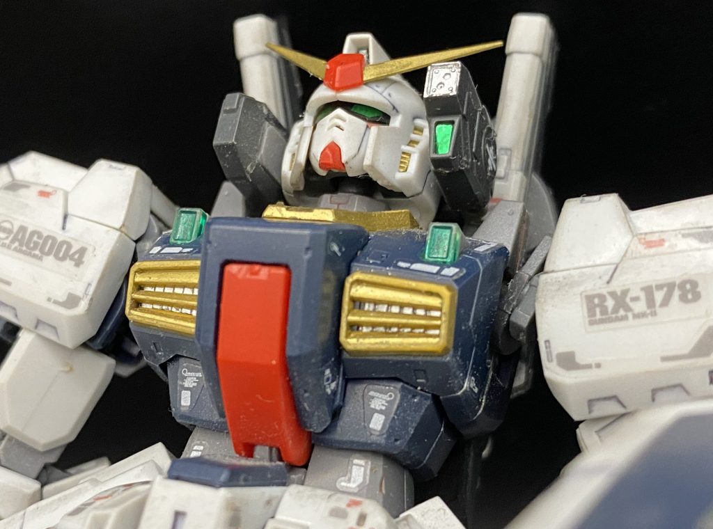 部分塗装は内部をシルバーに黄色のパーツをゴールドに、あとは細かいところをゴールドにした感じです。