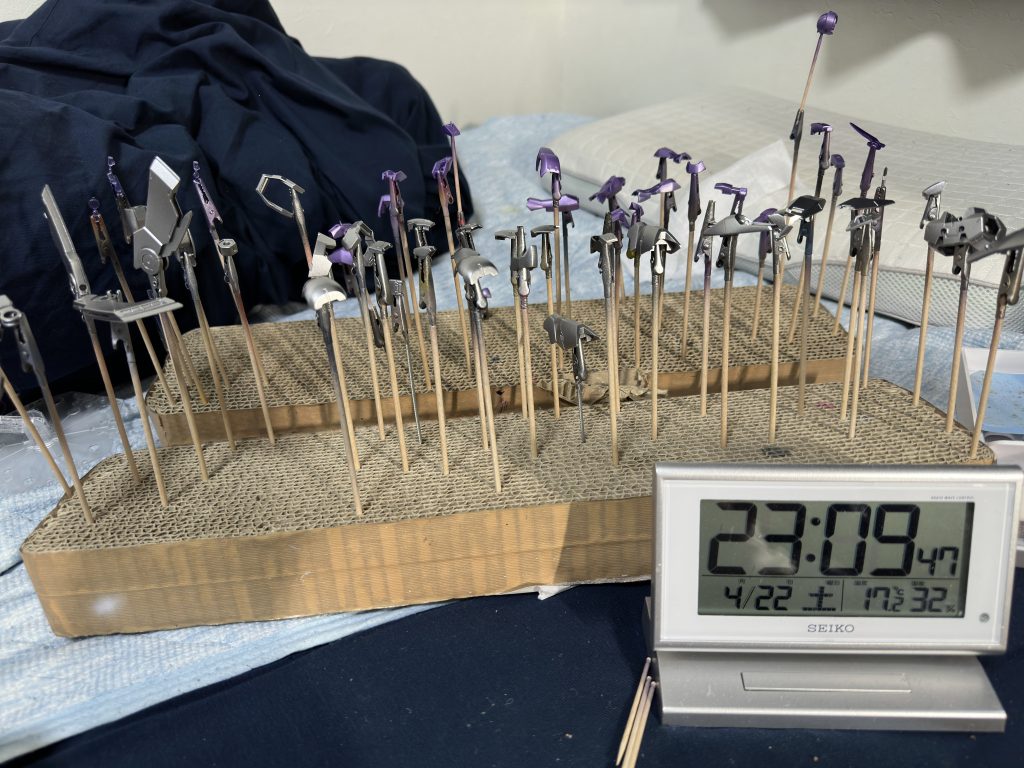 15分ほど食事をとっていますが23:09で塗装まで終了。通常ミカエリスの投稿で触れていますがシルバーは3層にしているので、1段目シルバー→パープル→2段目シルバー→パープル色調整→3段目シルバーとここでかなり時間がかかってしまいました。