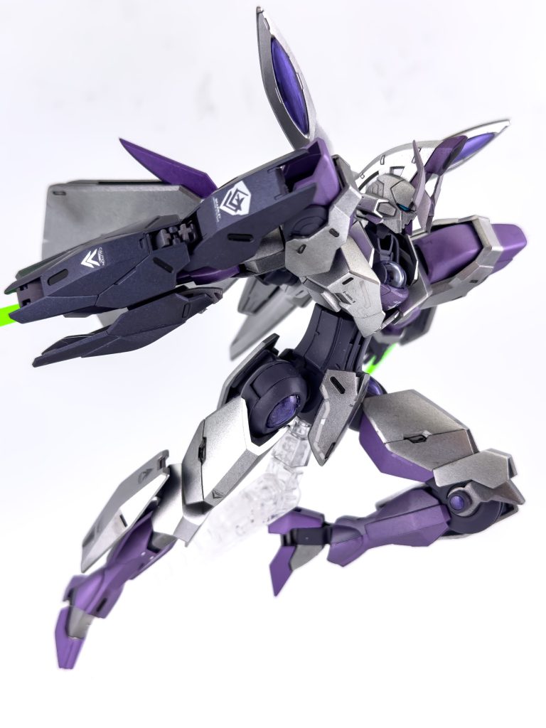 また、膝アーマー横もさみしかったのでレンズパーツを使用しています。使ったのはビルダーズパーツのMSサイトレンズ(クリアー)を塗装して使っています。カラーリングは白をシルバーに置き換えてより騎士っぽく見えるようにしました。紫は濃い目にしています。背部ユニットと東部形状のせいなのかぱっと見だとビギナ・ギナに見えます。今回、通常ミカエリスと換装できるコンパチ仕様にしていますのでご興味あればこちらの投稿もご覧ください。より詳しく制作経緯なども載せています。