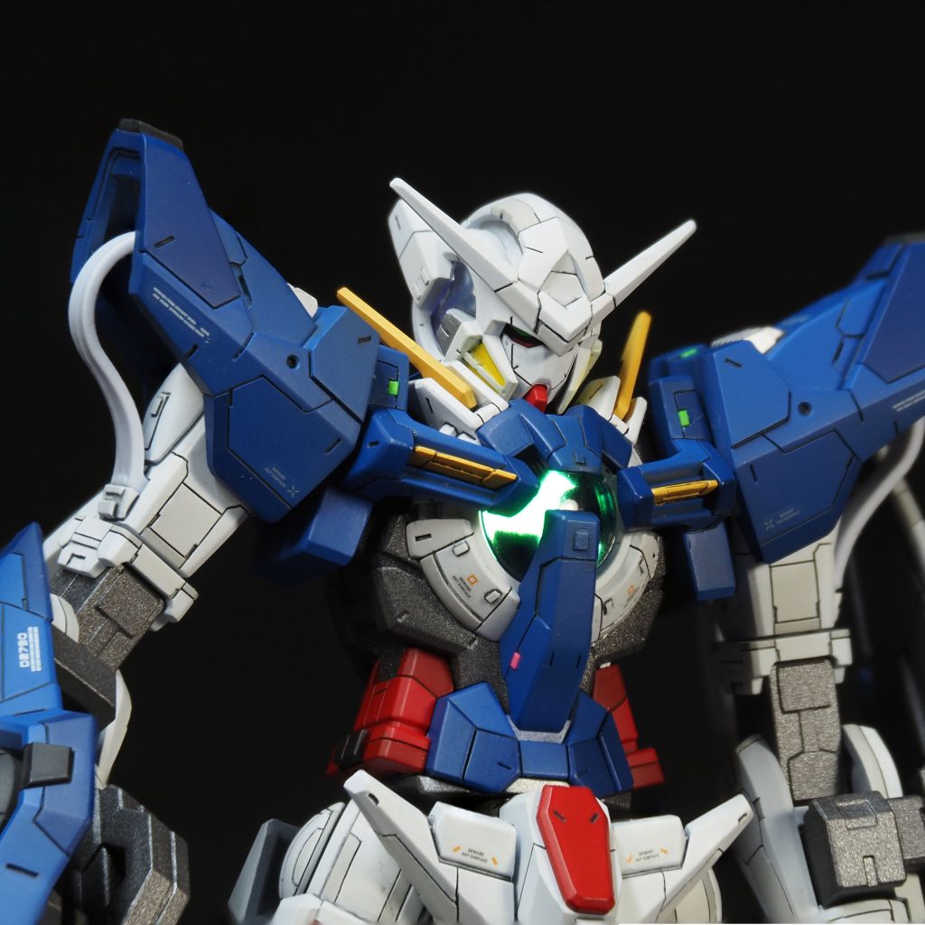 クリアパーツの中身と、太ももと腕のところはダイソーのホロテープでそれっぽく。