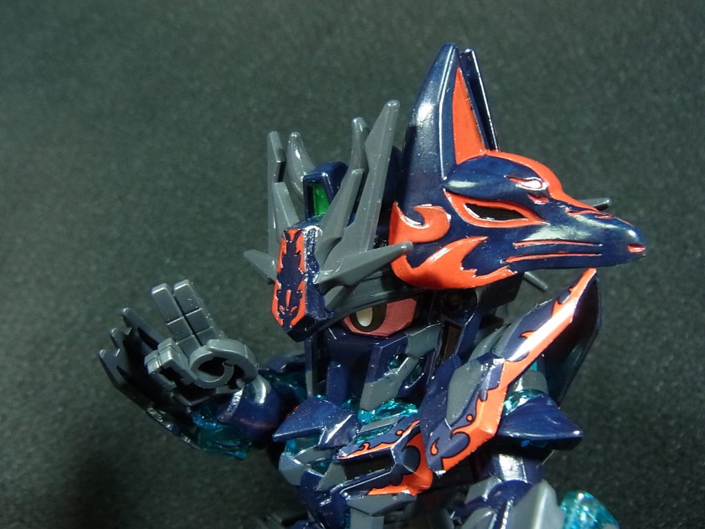 赤い炎みたいな模様は仮面は凹凸があって塗れましたが、ボディや足は何もないのでシールで対応しました。フリーハンドはちょっと無理(;^ω^)