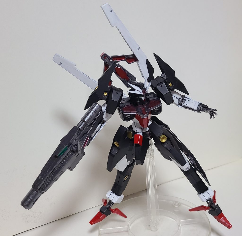 基本塗装後このあとガンダムマーカーのロイヤルメタレッドを100均の自分だけのペンが作れるキット極細のペン先を利用して、黒の装甲へ墨入れ。その後ガンメタルで全体にドライブラシを当ててつや消しでフィニッシュしました。クリアパーツは標準のままだと光沢面が強く、光が反射して内部が見えにくい為、一度つや消しをした後に、アクリル溶剤でふき取って反射を抑えました。