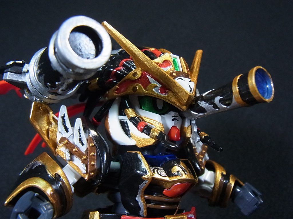 仮面パーツの望遠鏡はクリアブルー１色成形で塗装部分がほとんどでした。レンズ部分しかクリアが残らない・・・