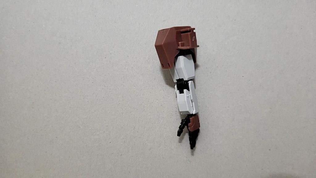 腕には外した脛パーツを接着し腕を取り付けられるように少しかっと