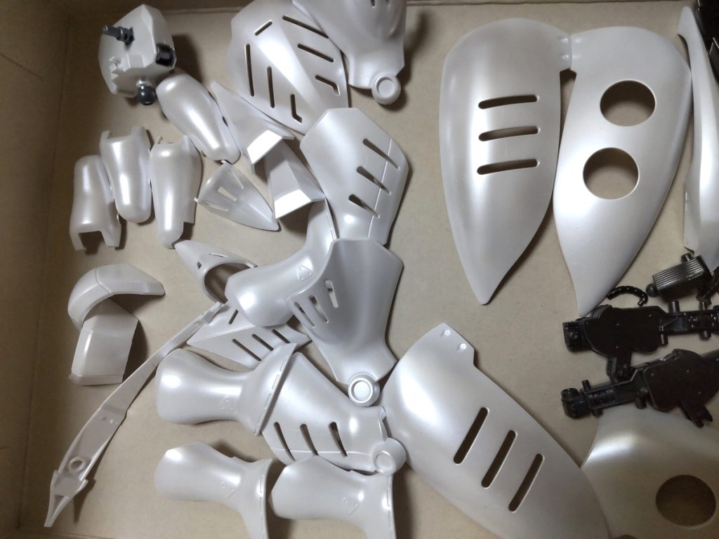 これはプレミアムガラスパールを塗る前のパールシルバーです。パールシルバーを2回重ねて、コンパウンドで磨いてならしてからプレミアムガラスパールを重ねました。