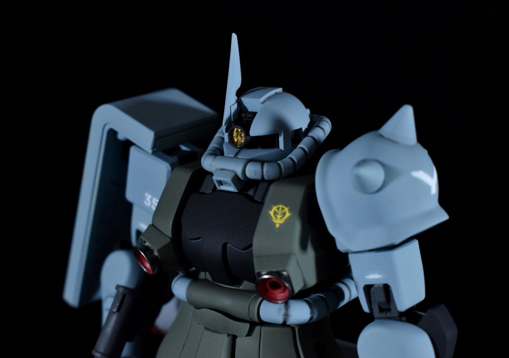 バストアップ頭部はザクスナイパーのカメラを移植。胸部はディティールアップパーツでバーニアを追加しました。