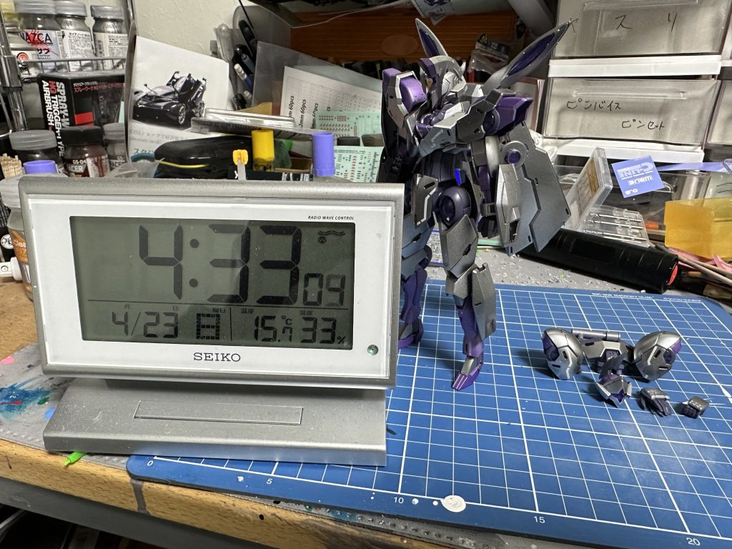 クリアパーツハメやカメラアイ、ビームブレイサー内部のシールを貼ったりでなんやかんや1時間強。4/23 4:33でフィニッシュ。トータル20時間33分となりました。今回はひたすら楽しくずっと走ることができましたが終わった時の疲労が半端なかったです。もしご興味ある方はtwitterで#みんなで模型RTAと検索してみてください。ガンプラ以外にカーモデルやガレージキットなどで今回は10名参加しておりますので制作の進捗など見ることができます。次回は未定ですがまたやると思います。長文になりましたが最後まで見ていただきありがとうございました!!
