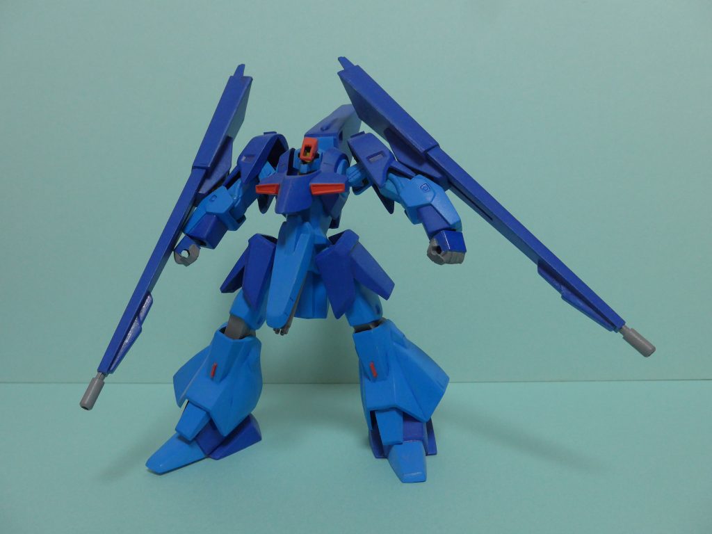 色はインディブルーとスカイブルーのツートンです。腕が回転しないので、可動を楽しむ方々からすると「何とかしなきゃ」というところでしょうけれども、プロポーションは素晴らしいの一言ではないかと思います。もう再販されることはないんですかねぇ・・・。「700円+税では無理です」なのでしたら多少の値上げは消費者にも許容されると思いますけれども。