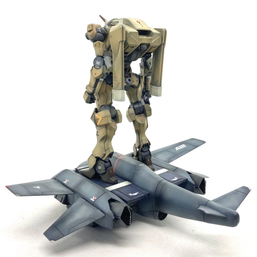 胴を各関節で1mmずつ隙間を広げ可動域を確保しつつ2mm延長。スジ彫りやプラ板でディテールを追加。塗装は黒立ち上げのグラデーション塗装で、上からウェザリングマスターのEセットで明るい色を加えました。最後にリアルタッチマーカーで墨入れ＆シェーディングを行っています。