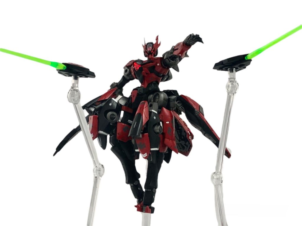 試作ガンビット「ウロボロス」攻守両方の機能を持ち、元々標準装備されていた足止め用のガンビット「コラキ」とは異なる方向性で開発された...という設定です。