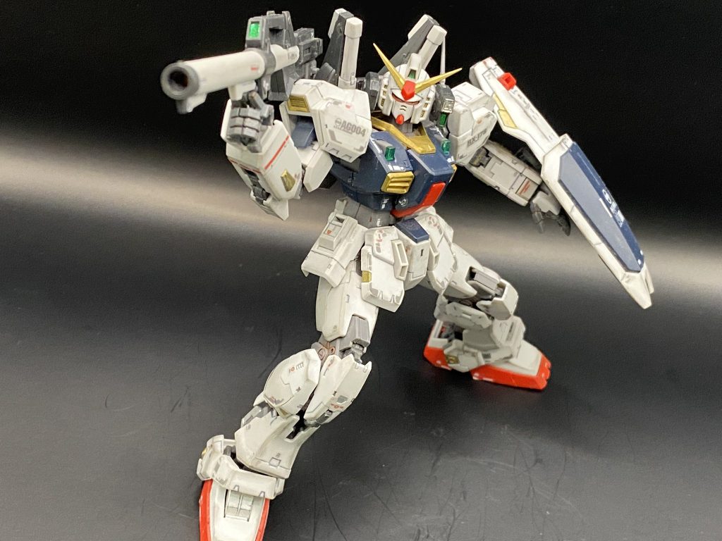 腰にマウントしているハイパーバズーカもしっかりと構えられる！