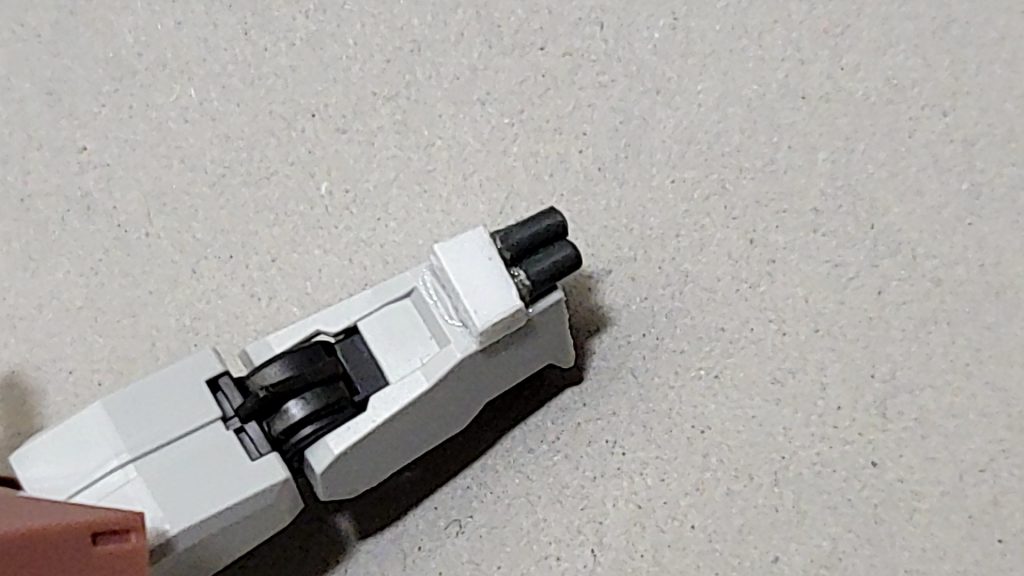 プラバンとコトブキヤのガトリングの先端を使い腕にバルカンを追加