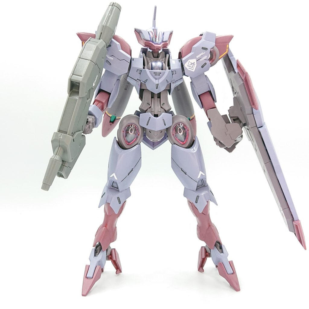 元からあったディテールが少し浅く感じたため、タガネを使って彫りなおすことを中心に製作。過去作のベギルベウはスジ彫りによるディテールの追加で情報量を増やしたので、今回はデカールと塗装で情報量を増やす方向性で作業を進めました。