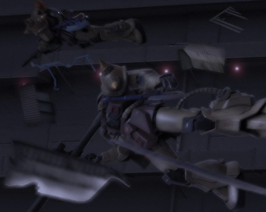 無闇にスラスターを使うと噴射の勢いで瓦礫が流されるので最低限の使用と慣性に身を任せる。軽口を叩いてはいるが腕は確かだ。すると経験の長いアンディは何か只ならぬ気配を察知する。「…何だ?」言葉では言えない、感のようなものが働く。何かが見ている。周囲は非常灯のみが照らし、暗闇が港を包み込んでいる。アンディは身体の全神経を働かせ見えない何かを探る。するとアンディの目つきが変わった。「構えろ!ガルシアっ、何かいるぞ!」