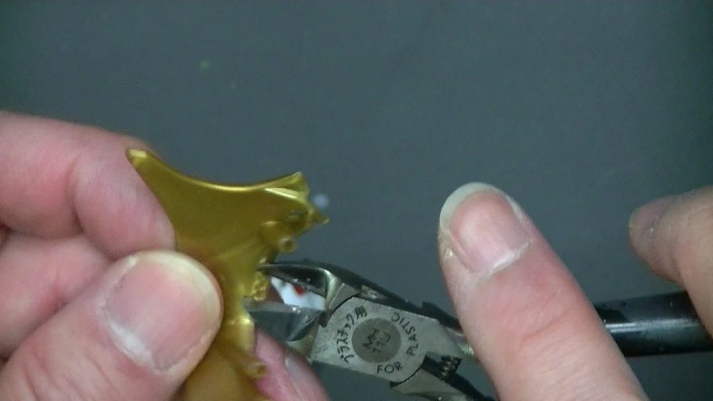 帽子の爪の部分を切り飛ばすと帽子を組立ててから頭に取り付けられました。