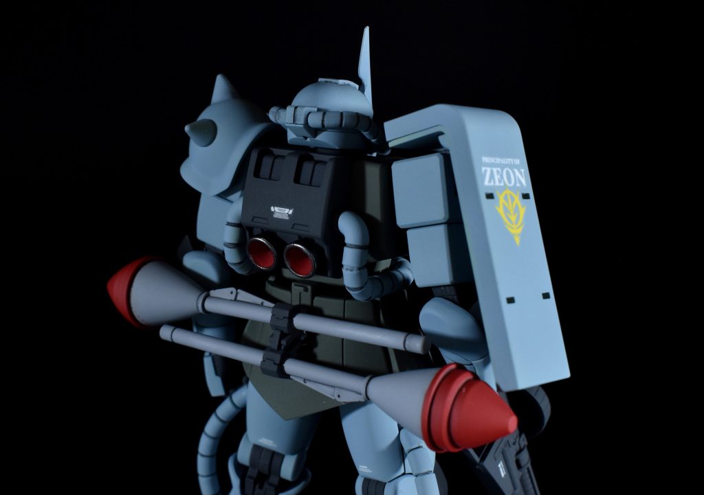 シュツルムファウストはゾゴックに付属していたものを取り付けました。他のキットのシュツルムファウストと比べて大型ということもあり、ザクのシルエットにアクセントが加えられたと思います。