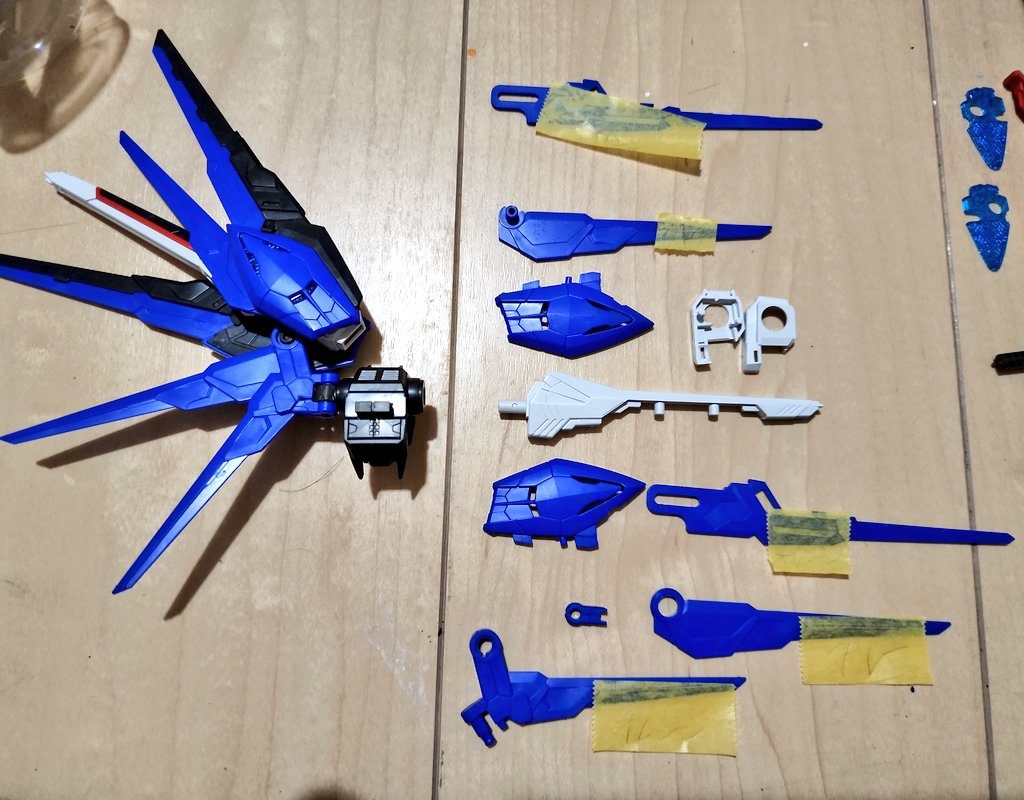 マスキングテープを貼って、グレーで塗り分ける羽、塗り分けない羽を区別しました。何度か間違えそうになりました...