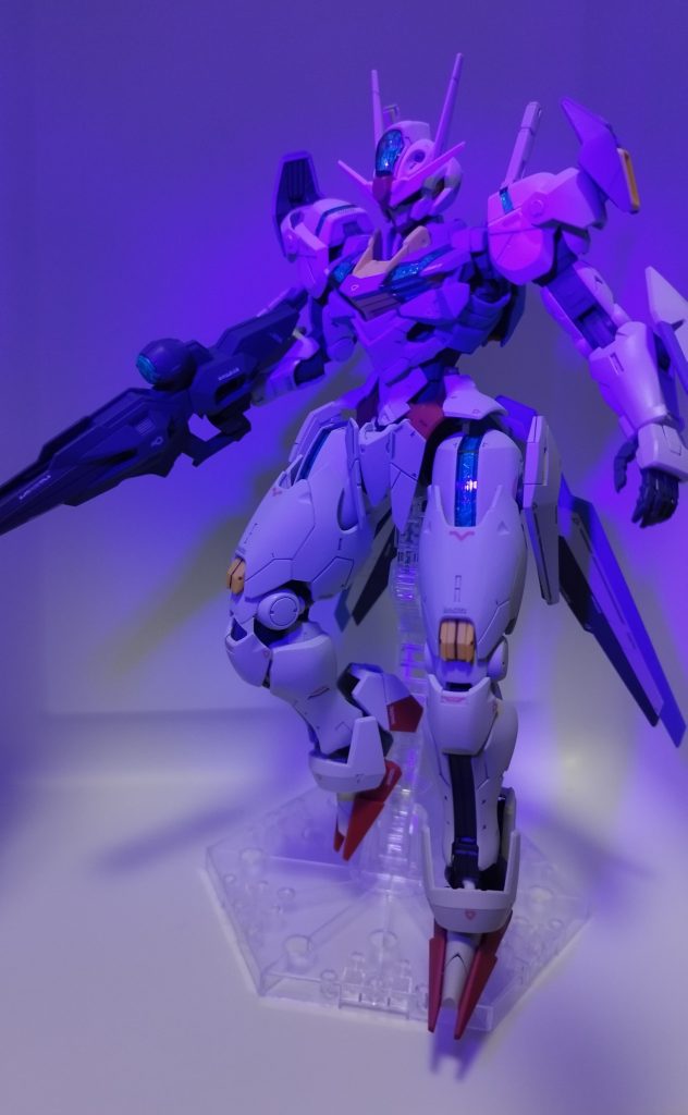 メッキパーツをブルーに変更し、蛍光クリアを塗り墨入れ　附属のシール　つや消ししただけです