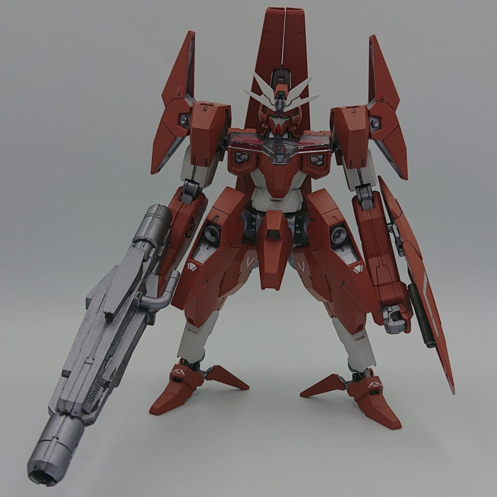 肩上部にのみ、合わせ目(モールド扱いしてもよさそう)が発生しているので、この部分は凸モールドになっているパーティングラインのような部分を削り落とし、合わせ目と同じ位置にスジ彫りをすることで目立たなくしています。