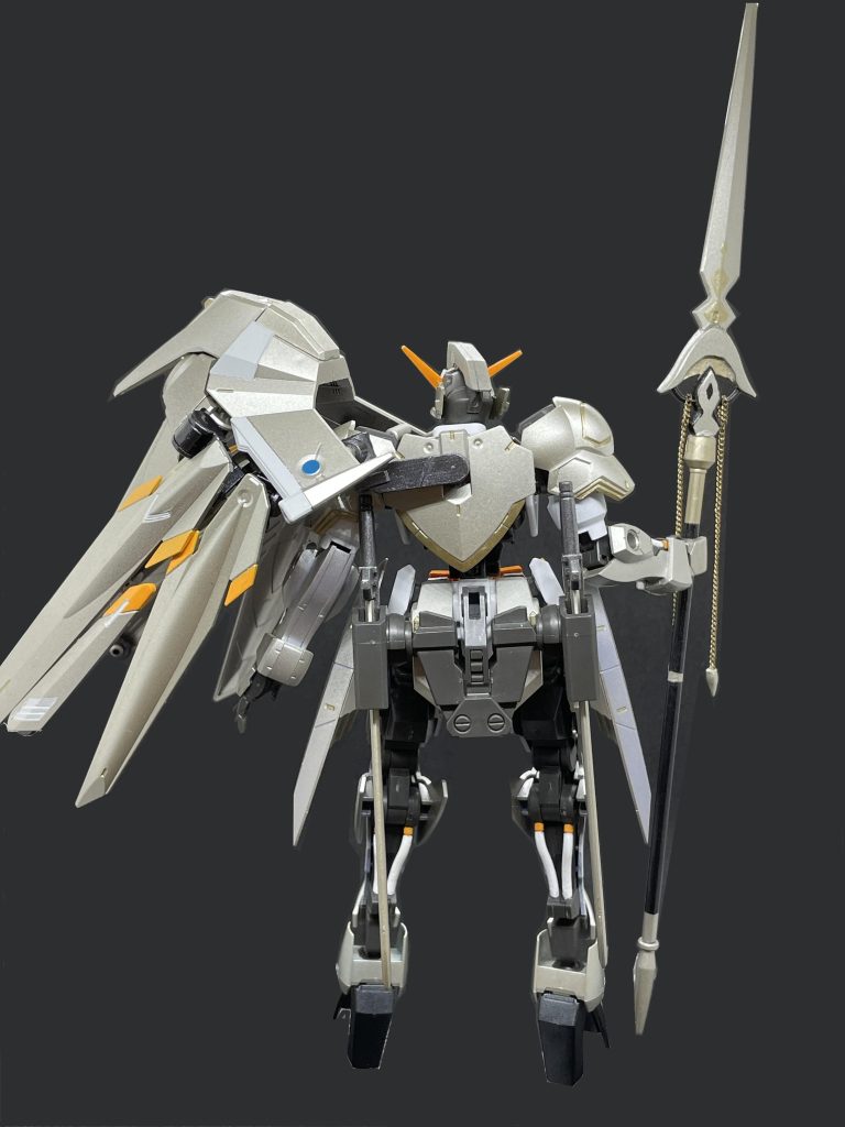 左肩に纏うこの形態では、ナノラミネートアーマー以上の硬度を持ち、物理攻撃すら弾き返す、「ナノラミネートコート」による防御力の向上が図られている。