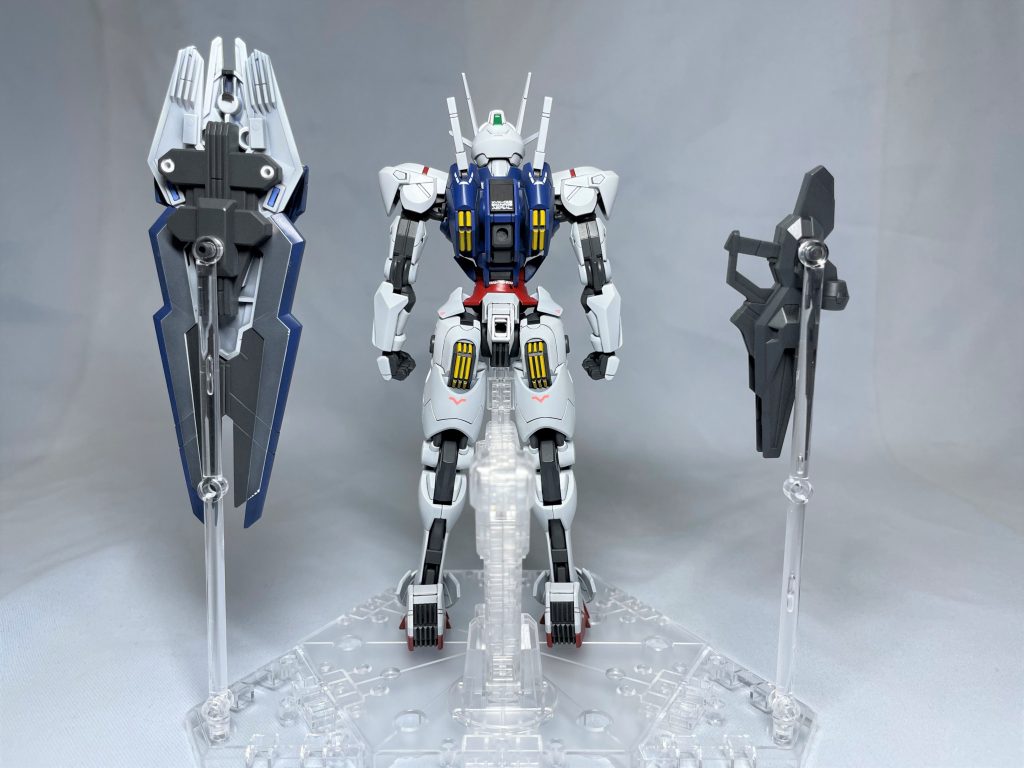 シールドとライフルはこの状態で固定にするので、裏側の塗装は省きました。