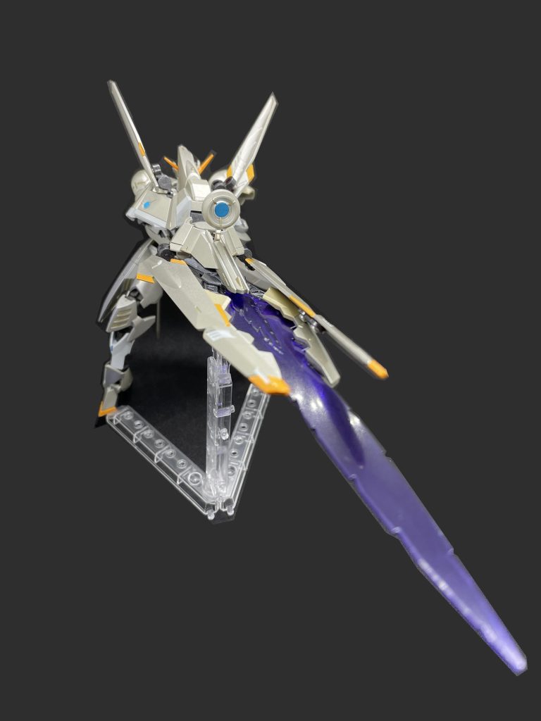 先端からは、高密度のビームブレイドが展開でき、荷電粒子砲を打ち込んだ後に、中世の騎士による騎槍突撃(ランスチャージ)のように敵MAに突貫し、確実に撃破する。