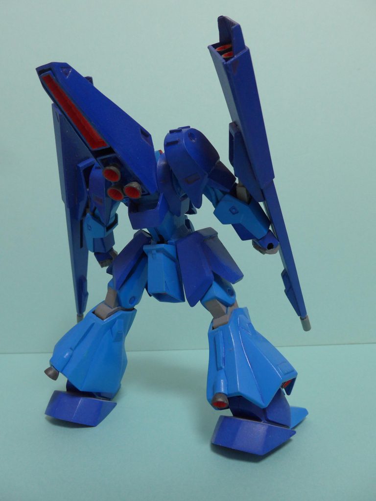 後ろです。バーニアユニット?でもスクラッチすれば迫力倍増なんでしょうけれども、そんな技術は全くなく、ちょこっと足にバーニア追加して「ちょっとチューンアップしました」的な感じです。