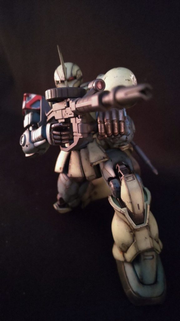 優秀な可動範囲でこんなポーズも可能。素晴らしい！大きな改造しなくてもこんなかっこいいザクが手に入るなんて良い時代です😌