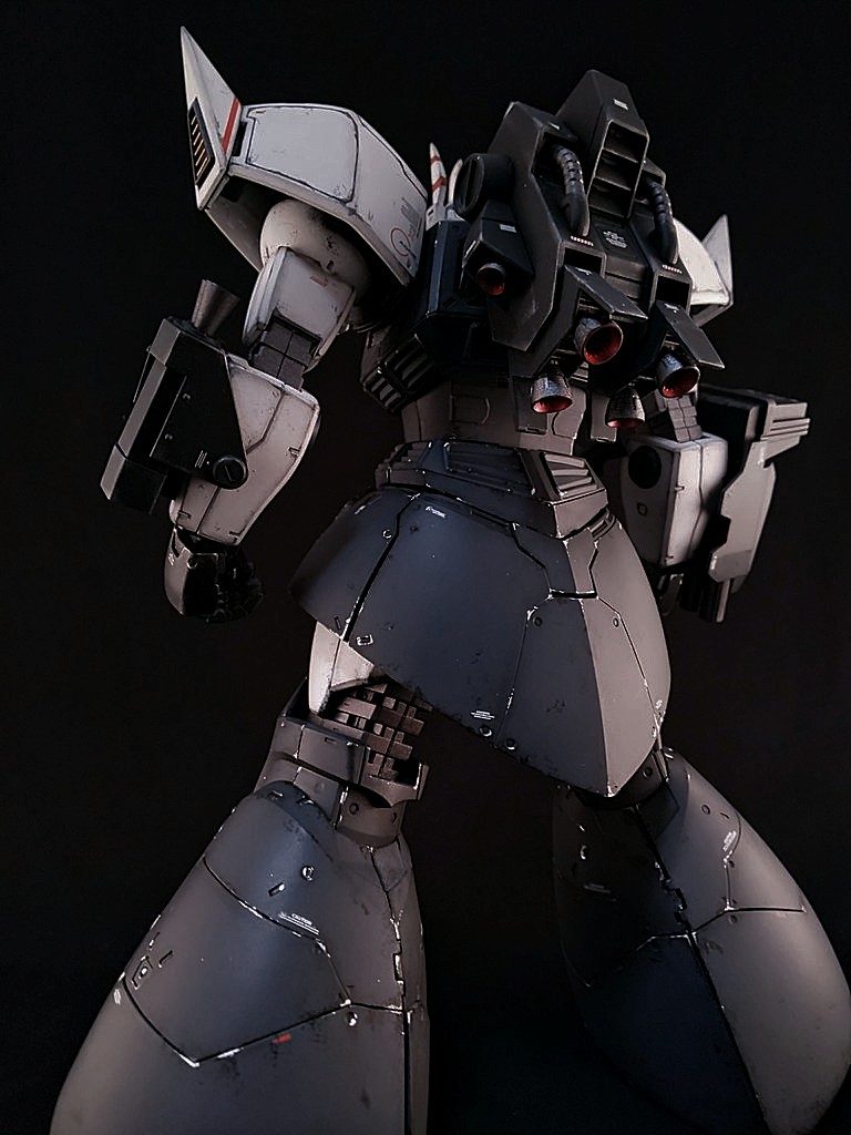 高機動型バックパック。こちらは旧キットを改造。左右の腕にラッツリバーと3連ミサイルランチャー装備。