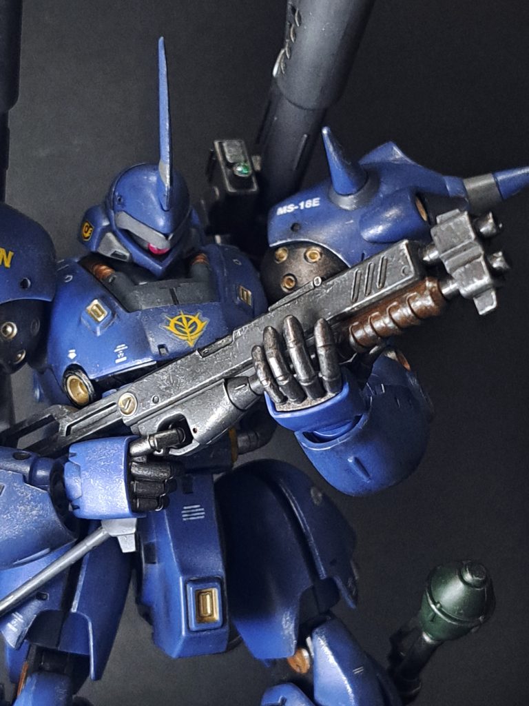 各所の色分けは筆塗り部分塗装です。ショットガン…。大変にロマンのある武器で大好きです。瞬時に敵との間合いを詰めて、強力な一撃を喰らわせる。ケンプファーにピッタリの得物ですよね。そんな想いもあり、妙に力が入っております。このケンプファーのショットガンが、私のガンプラ史上で一番かっこよく仕上げられた武器だと思います。最後までご覧いただきありがとうございます！今はガンダムファラクトの製作を進めています。先日の水星の魔女14話を見て、作りたい欲が急激に高まって作り始めました(笑)。近いうちにお見せできるように、楽しんで製作していきます！
