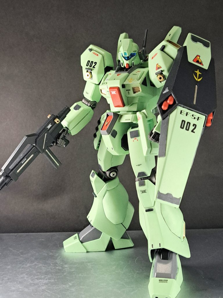 私はどのキットでも、必ずテーマを決めて製作に取り掛かります。今回は「筆塗り全塗装をする」がテーマで、アクリジョン筆塗り専用のグラスグリーンを使っています。これがジェガンの色味にピッタリ!!私の製作は、このような偶然の幸運が起きれば良い方向に転がります。経験と知識に基づく裏付けがあればいいのですが、ノリと勢いで生きている私には縁遠いものです。お察しください。